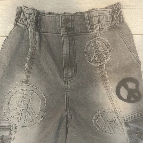 Oli & Hali Gray roomy Jeans with Distinctive Peace Designs - Picture 3 of 8